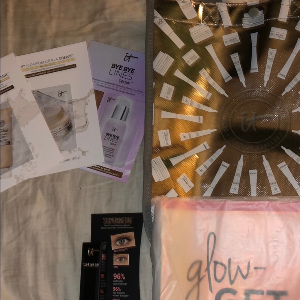 It cosmetics 2 bags, 3 samples and travel masc
